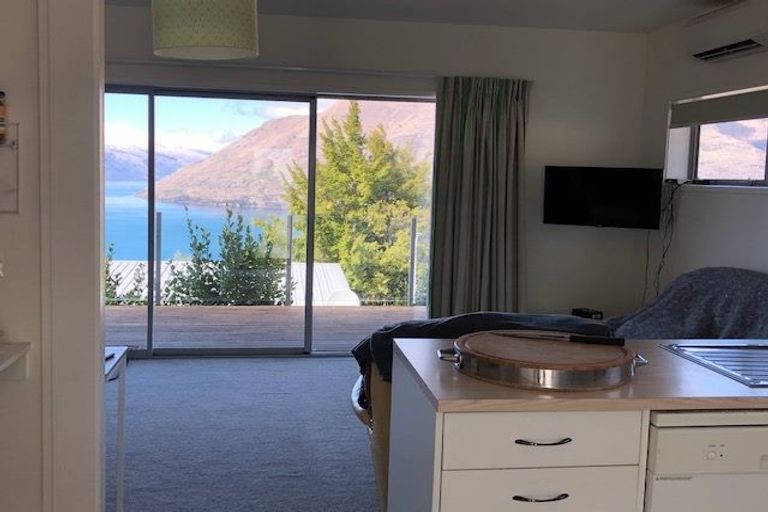 Photo of property in 129b Wynyard Crescent, Fernhill, Queenstown, 9300