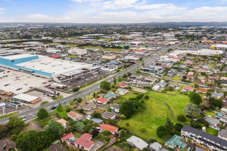 Photo of property in 302 Lincoln Road, Henderson, Auckland, 0610