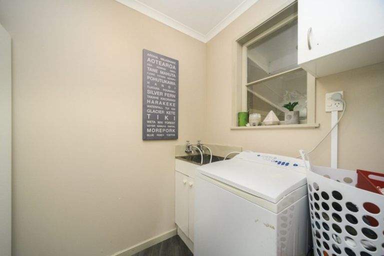 Photo of property in 2 Pukatea Place, Milson, Palmerston North, 4414