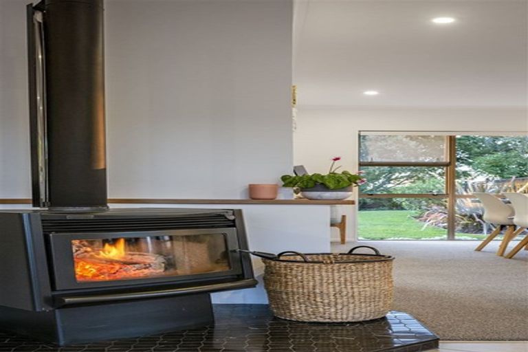 Photo of property in 60 Kaipara Road, Papakura, 2582