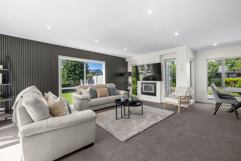 Photo of property in 10 Lakebridge Place, Parklands, Christchurch, 8083