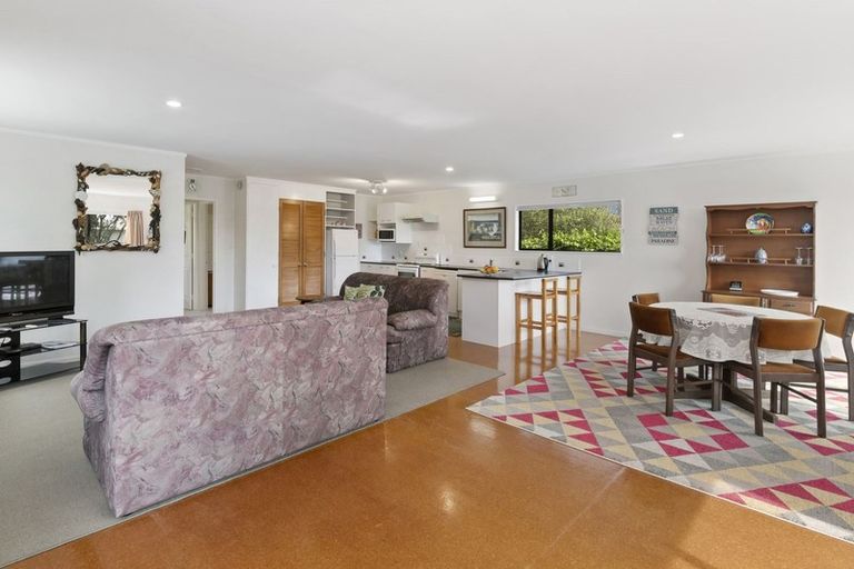 Photo of property in 2 Sand Dune Grove, Waikawa Beach, Levin, 5573