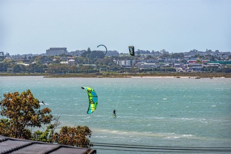 Photo of property in 1/8 Lansdowne Street, Bayswater, Auckland, 0622