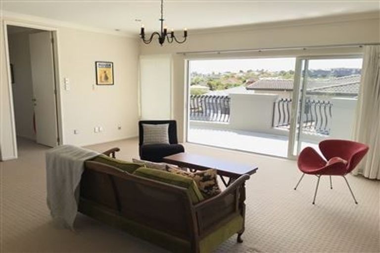 Photo of property in 11 Lismore Way, Oteha, Auckland, 0632