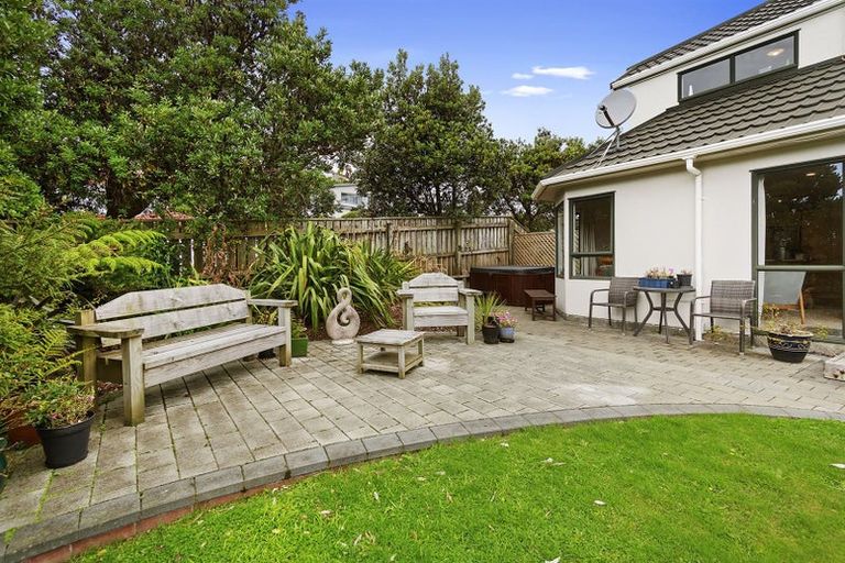Photo of property in 2 Pikitanga Close, Tawa, Wellington, 5028
