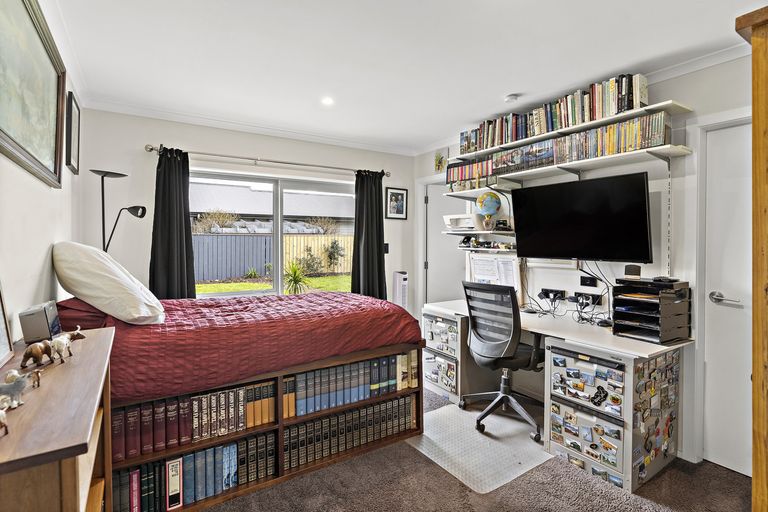 Photo of property in 1 Routhan Way, Carterton, 5713