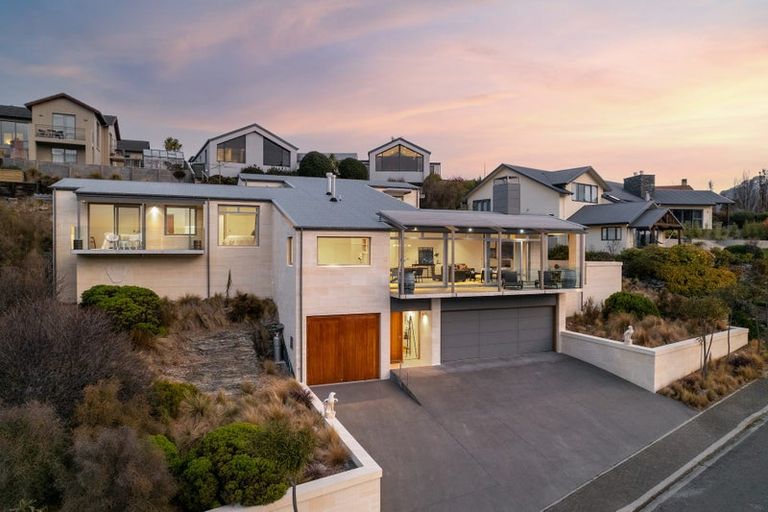 Photo of property in 4 Elizabeth Place, Kelvin Heights, Queenstown, 9300