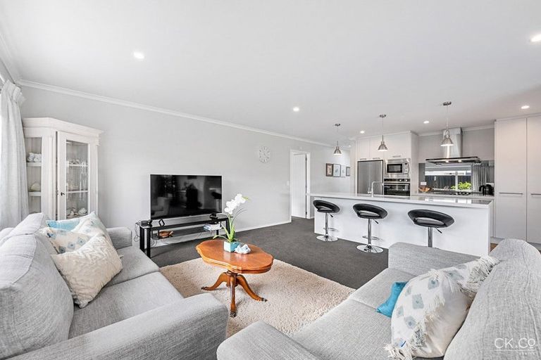 Photo of property in 12 Passchendaele Grove, Trentham, Upper Hutt, 5018