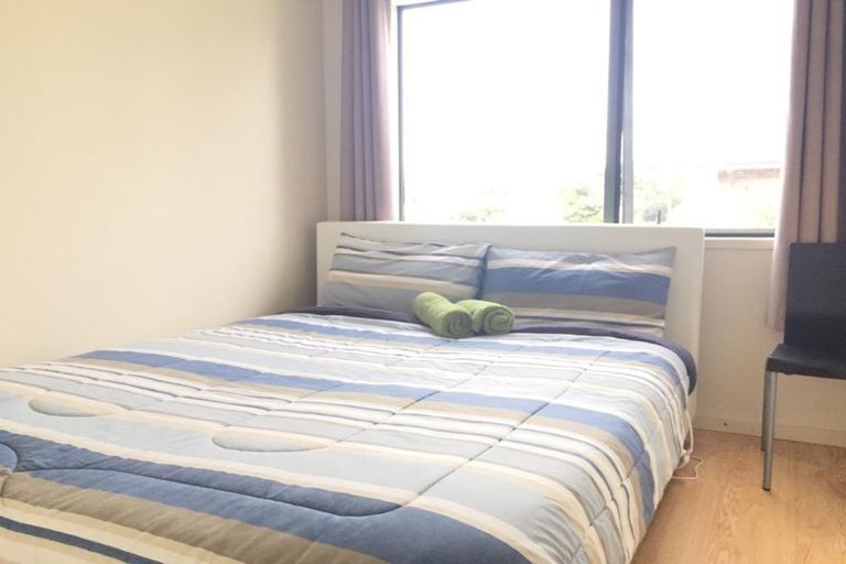 Photo of property in 2/5 Kilham Avenue, Northcote, Auckland, 0627