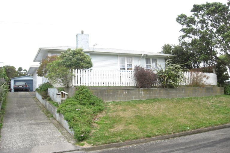 Photo of property in 11 Balmain Street, Newlands, Wellington, 6037