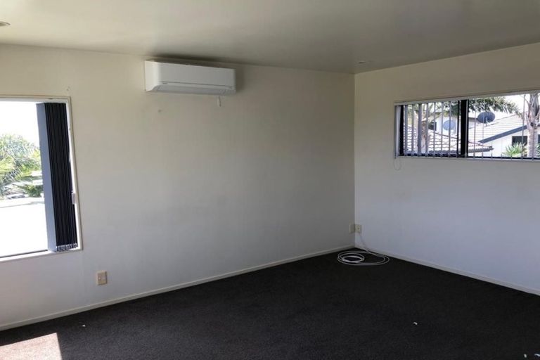 Photo of property in 18 Lobelia Rise, Goodwood Heights, Auckland, 2105