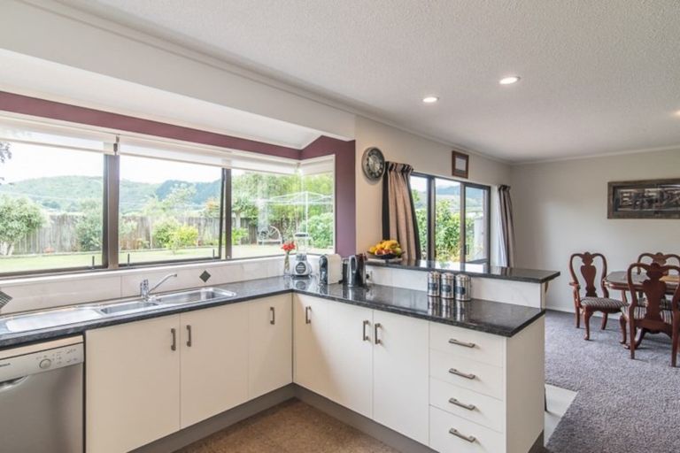 Photo of property in 4 Chilton Drive, Paraparaumu, 5032