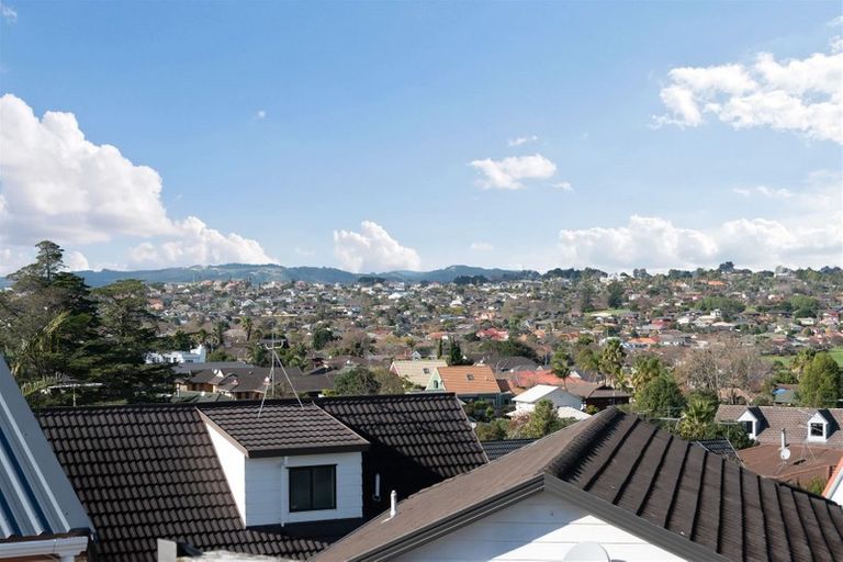 Photo of property in 1/48 Sandgate Avenue, Botany Downs, Auckland, 2010