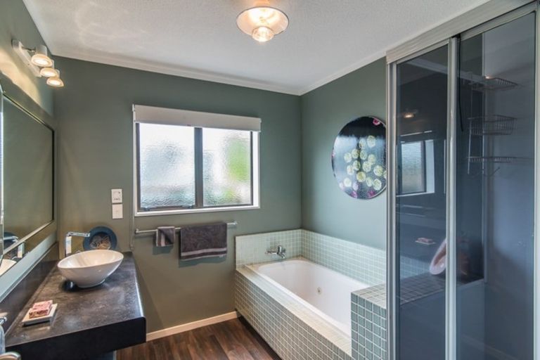 Photo of property in 4 Chilton Drive, Paraparaumu, 5032