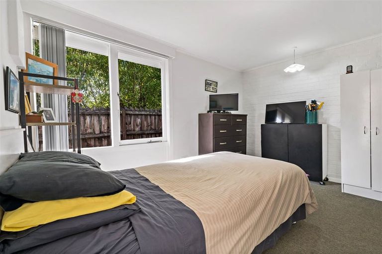 Photo of property in 2/7 Alwyn Avenue, Te Atatu South, Auckland, 0610