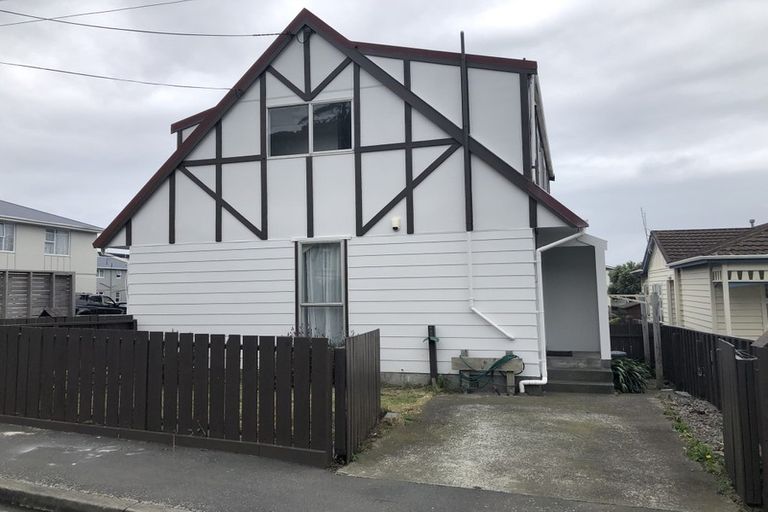 Photo of property in 1/133 Queens Drive, Lyall Bay, Wellington, 6022