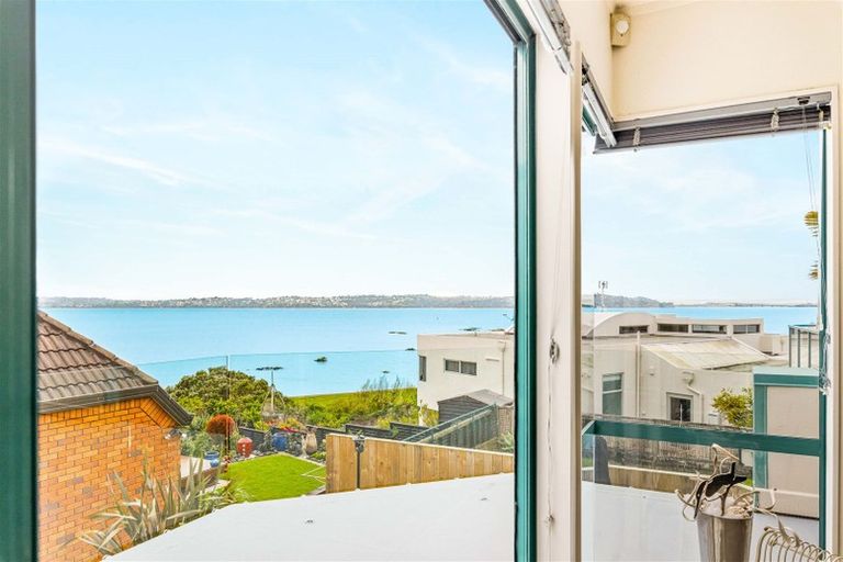 Photo of property in 122 Beach Road, Te Atatu Peninsula, Auckland, 0610