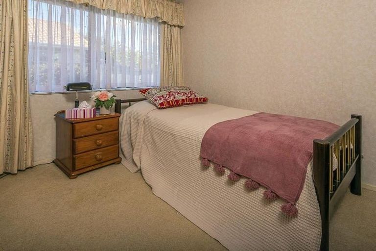 Photo of property in 16 Headcorn Place, Botany Downs, Auckland, 2010