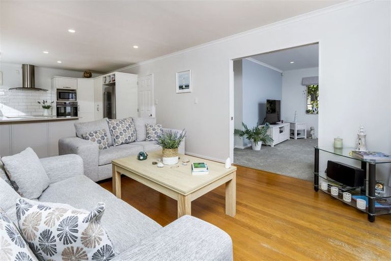 Photo of property in 2/46 Heathcote Road, Castor Bay, Auckland, 0620