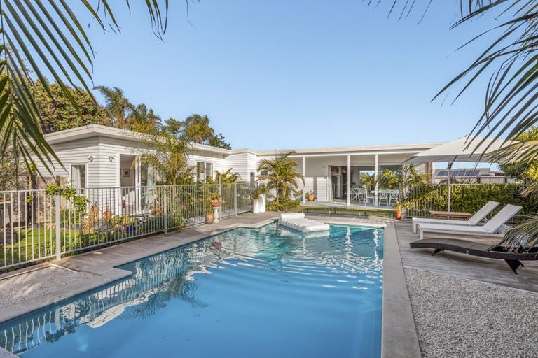 Photo of property in 2 Taimoana Close, Mangawhai Heads, Mangawhai, 0505