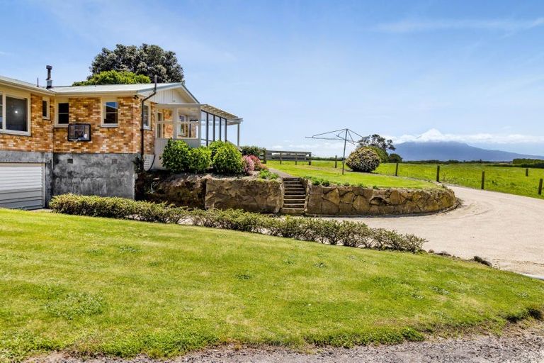 Photo of property in 1904 South Road, Kaupokonui, 4678
