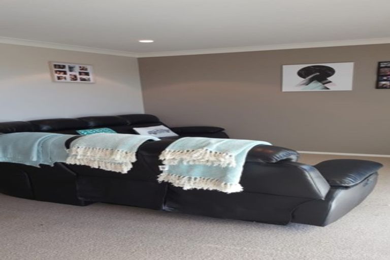 Photo of property in 9e Clearwater Cove, West Harbour, Auckland, 0618