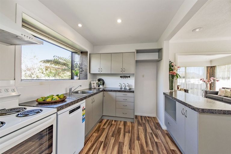Photo of property in 33 Farquhars Road, Redwood, Christchurch, 8051