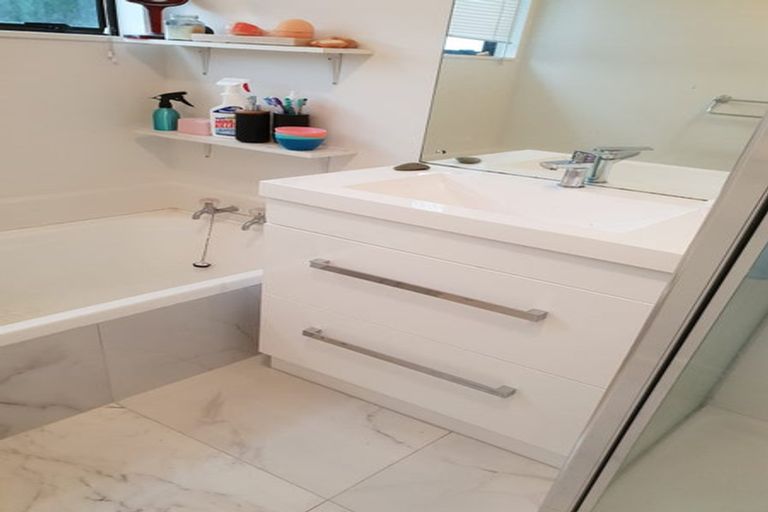 Photo of property in 2/41 Everglade Drive, Goodwood Heights, Auckland, 2105