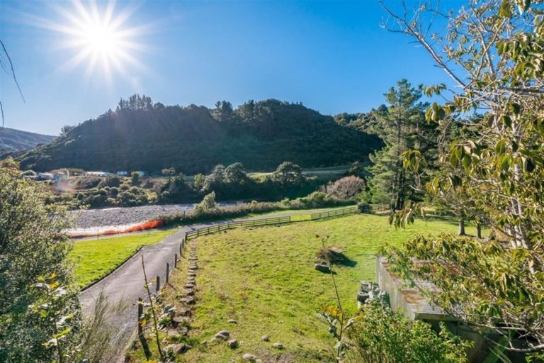 Photo of property in 93 Gemstone Drive, Birchville, Upper Hutt, 5018