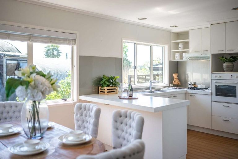 Photo of property in 30a Colmar Road, Mellons Bay, Auckland, 2014