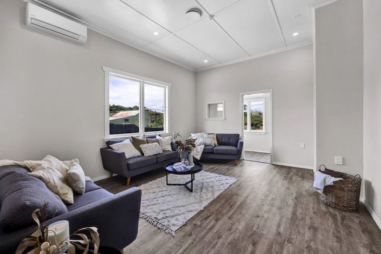 Photo of property in 35 Gladstone Street, Hawera, 4610