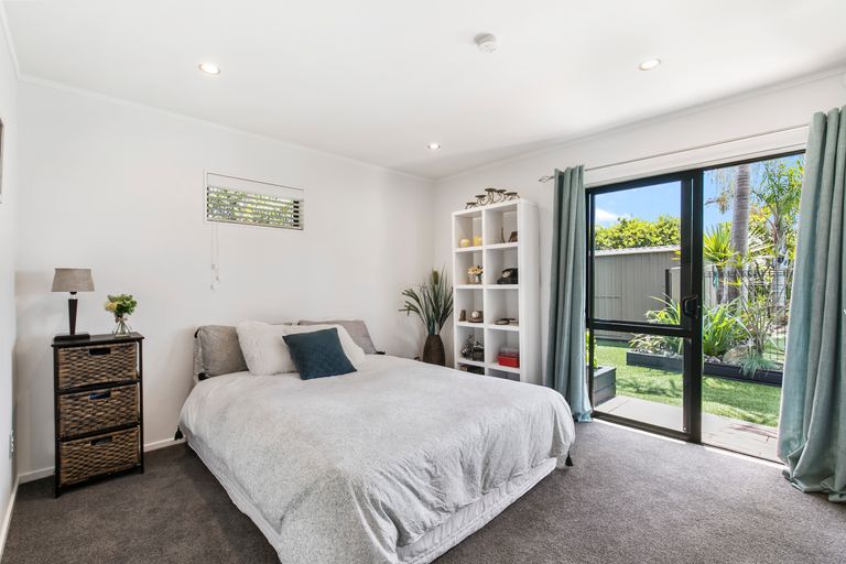 Photo of property in 21 Sartors Avenue, Northcross, Auckland, 0630