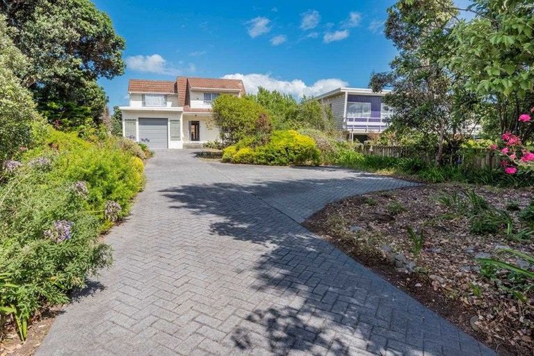 Photo of property in 1 Goldie Place, Waikanae Beach, Waikanae, 5036