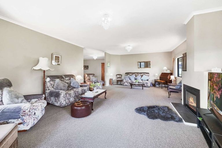 Photo of property in 20 Paraekaretu Street, Hunterville, 4730