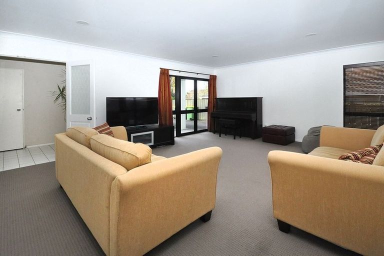 Photo of property in 1/16 Glucina Avenue, West Harbour, Auckland, 0618