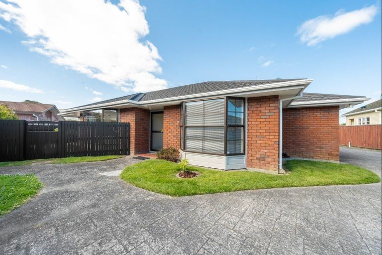 Photo of property in 2/41 Athlone Crescent, Avalon, Lower Hutt, 5011