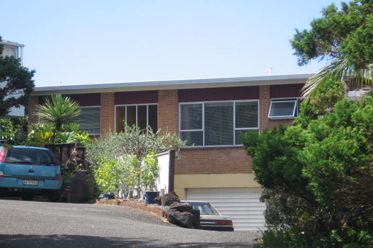 Photo of property in 1/2a Camelot Place, Glenfield, Auckland, 0629