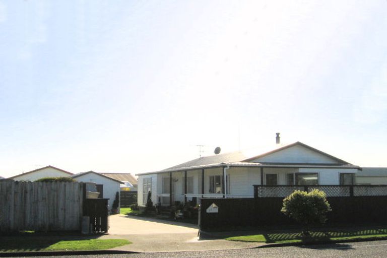 Photo of property in 13 Rutherford Drive, Waikanae Beach, Waikanae, 5036