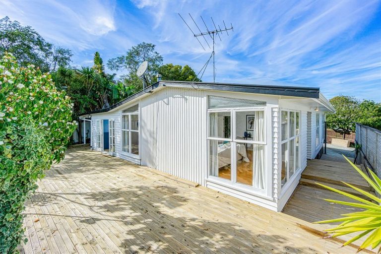 Photo of property in 25 Marsh Avenue, Forrest Hill, Auckland, 0620