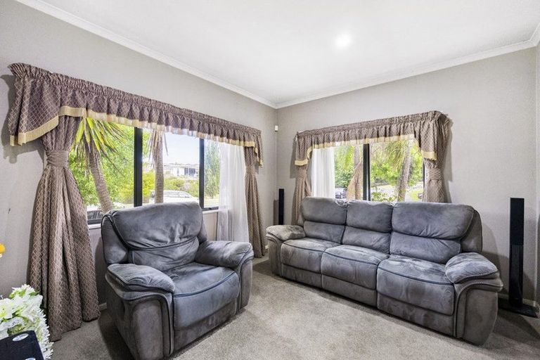 Photo of property in 1 Seresin Crescent, Flat Bush, Auckland, 2016