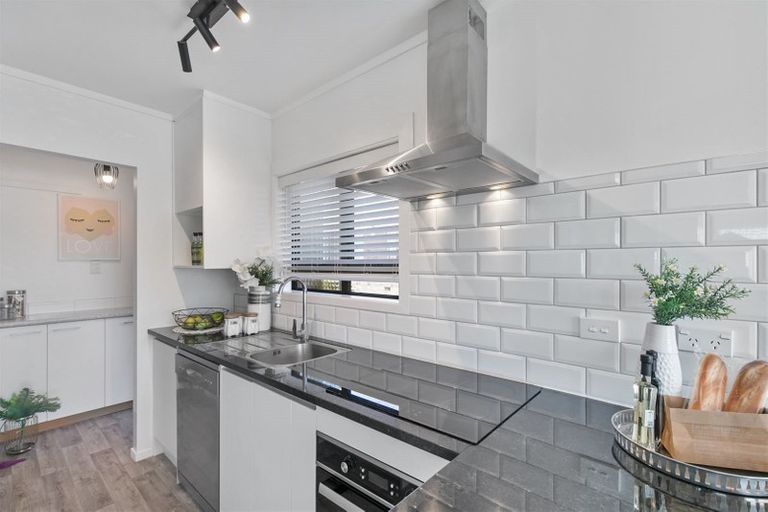 Photo of property in 1/53 Girrahween Drive, Totara Vale, Auckland, 0629