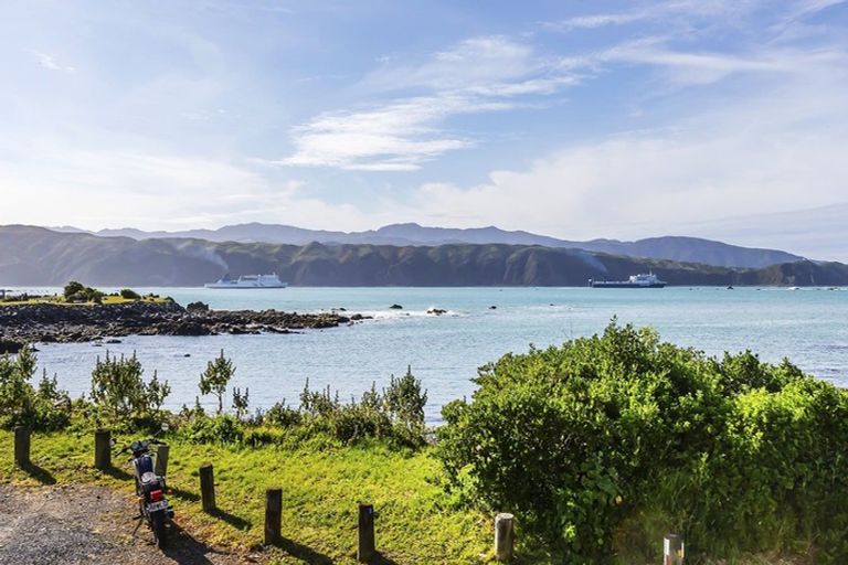 Photo of property in 106 Breaker Bay Road, Breaker Bay, Wellington, 6022