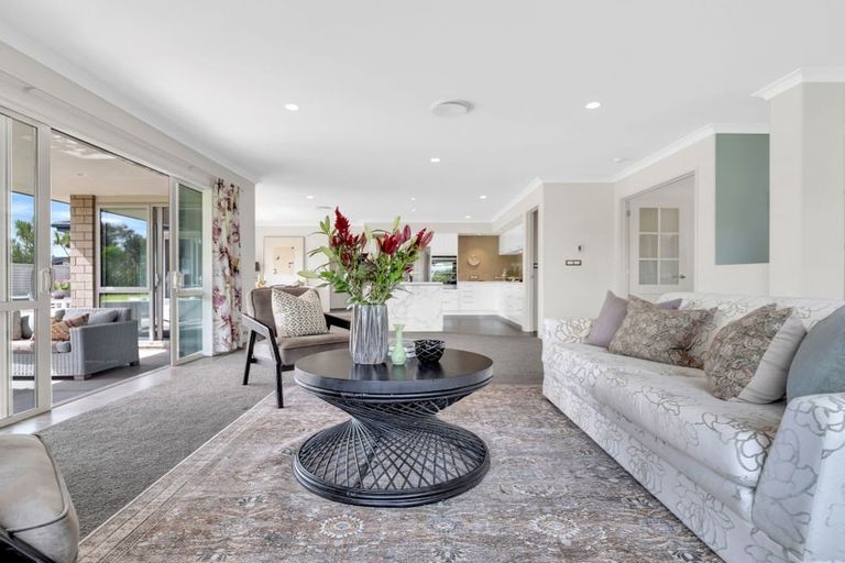 Photo of property in 9 Portofino Point, Karaka, Papakura, 2113