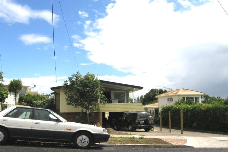 Photo of property in 1/6 Heath Avenue, Northcote, Auckland, 0627