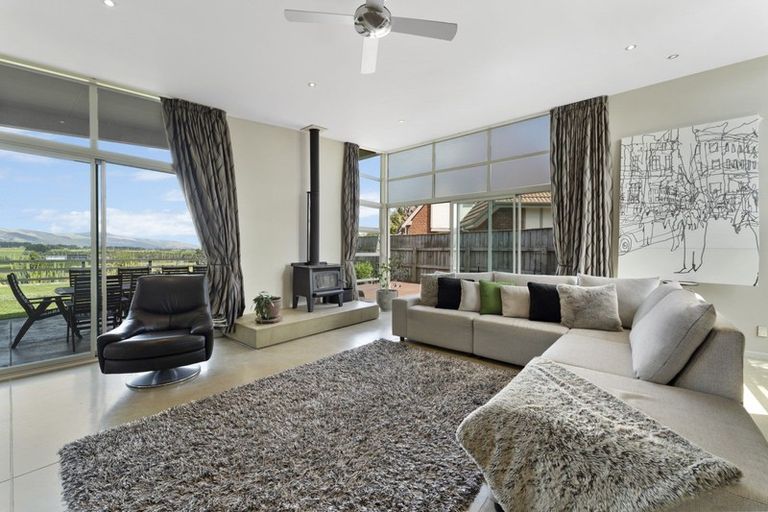 Photo of property in 19 Springdale Grove, Fitzherbert, Palmerston North, 4410