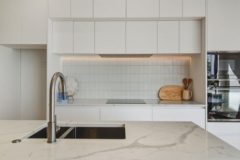 Photo of property in 85a Awaroa Road, Sunnyvale, Auckland, 0612