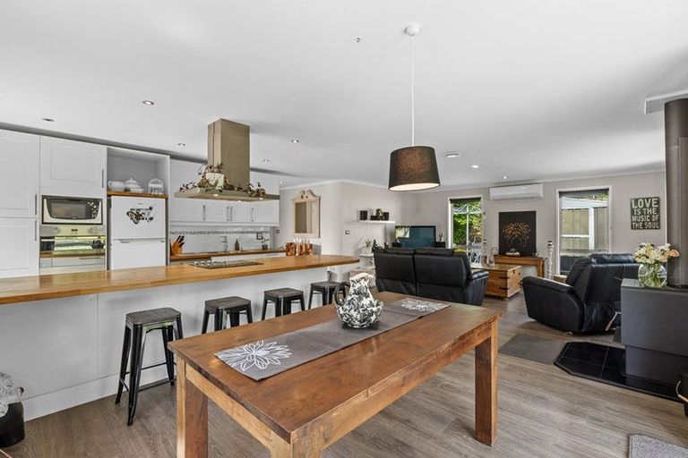 Photo of property in 16 Gavinike Place, Waimauku, 0812