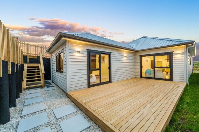 Photo of property in 25 Whakairo Crescent, Gulf Harbour, Whangaparaoa, 0930