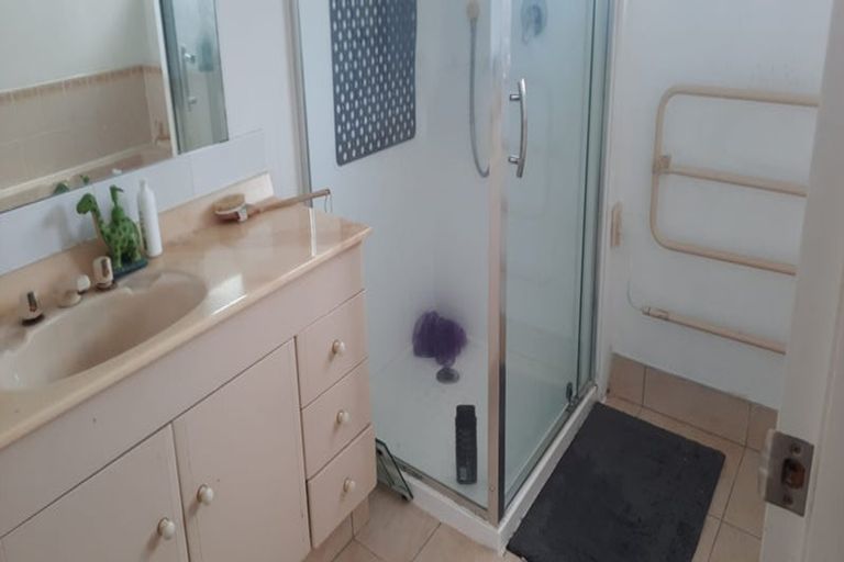 Photo of property in 18 Prince Regent Drive, Half Moon Bay, Auckland, 2012