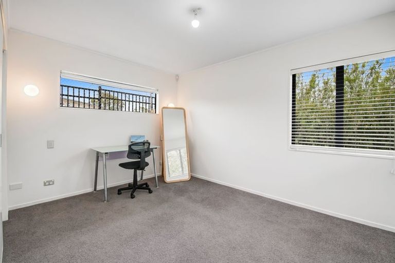 Photo of property in 2/20 Tawavale Crescent, Totara Vale, Auckland, 0629